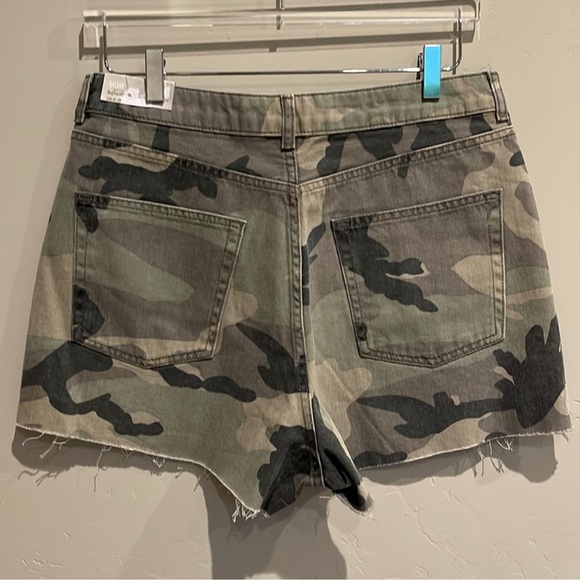 Topshop High Rise Mom Camo Print Cutoff Shorts s10 - Picture 2 of 5